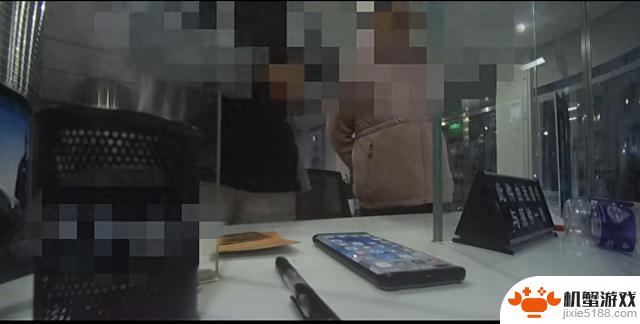 电诈分子控制老人手机，警方及时介入阻止损失百余万元