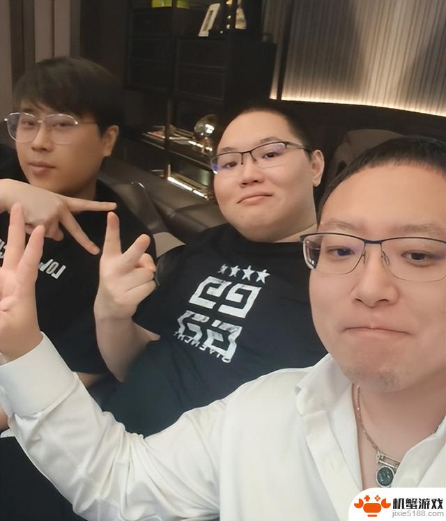 逆水寒周年服热闹非凡,卢本伟 PDD带领“复仇者联盟”再度集结!